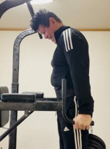 自宅でトレーニングをする大舘